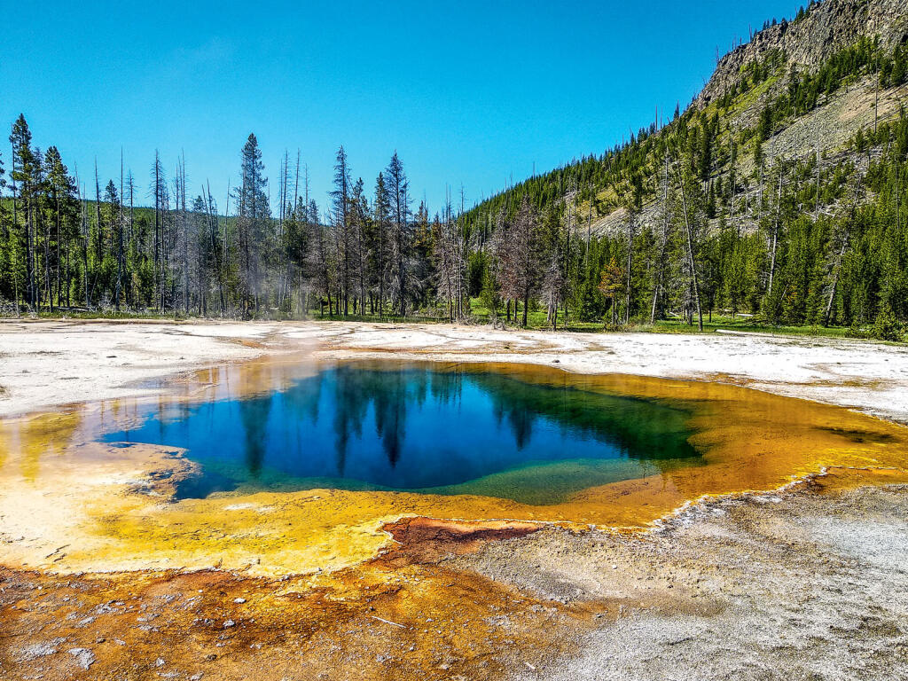 Farebné horúce jazierko v Yellowstone