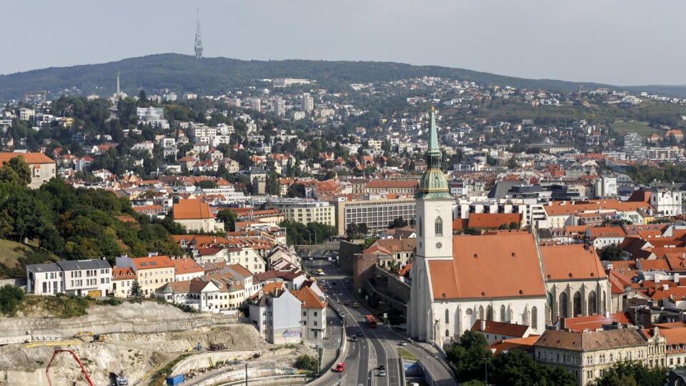 Na snímke pohľad z vyhliadkovej plošiny Mosta SNP na Dóm sv. Martina v Bratislave 26. augusta 2022. FOTO TASR - Dano Veselský