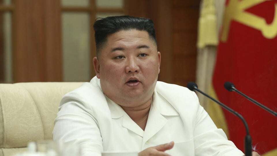 WA 41 Pchjongjang - Vodca Severnej Kórey Kim Čong-un počas zasadnutia politbyra vládnucej strany v Pchjongjangu v utorok 25. augusta 2020.
Kim upozornil na reakcie krajiny v súvislosti s koronavírusom SARS-CoV-2 a tajfúnom, ktorý má KĽDR zasiahnuť vo štvrtok.Kim hovoril o nešpecifikovaných