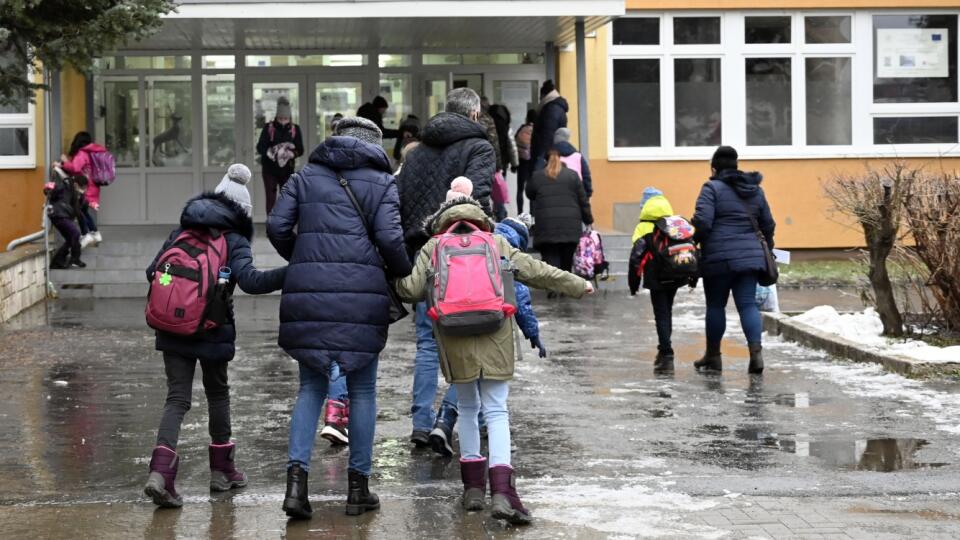 Mesto Prešov od pondelka 8. februára otvorilo všetky materské školy (MŠ) a základné školy (ZŠ) pre žiakov prvého stupňa vo svojej zriaďovateľskej pôsobnosti. Na snímke žiaci prichádzajú do Základnej školy Kúpeľská 2 v Prešove 8. februára 2021. FOTO TASR - Roman Hanc