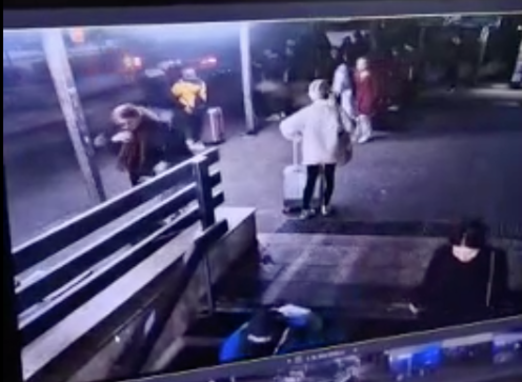 Na snímke ZÁBERY Z MIESTA smrteľnej nehody na zastávke MHD Zochova v Bratislave. Vodič vletel do davu ľudí v plnej rýchlosti, čakajúci na autobus nemali šancu.