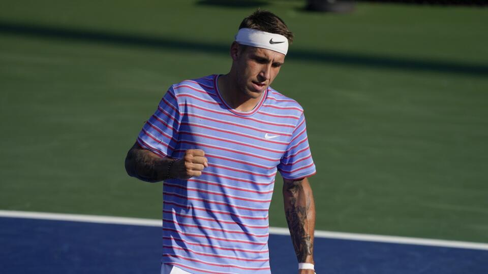 EBE 4 New York - Slovenskému tenistovi Alexovi Molčanovi (na snímke) vyšla premiéra v hlavnej súťaži na grandslamovom turnaji. V 1. kole dvojhry na US Open zdolal v súboji dvoch kvalifikantov Turka Cema Ilkela 4:6, 6:3, 6:1, 6:1 v noci na 31. augusta 2021. FOTO TASR/AP
Alex Molcan, of Slovakia, reacts after a point against Cem Ilkel, of Turkey, during the first round of the US Open tennis championships, Monday, Aug. 30, 2021, in New York. (AP Photo/John Minchillo)