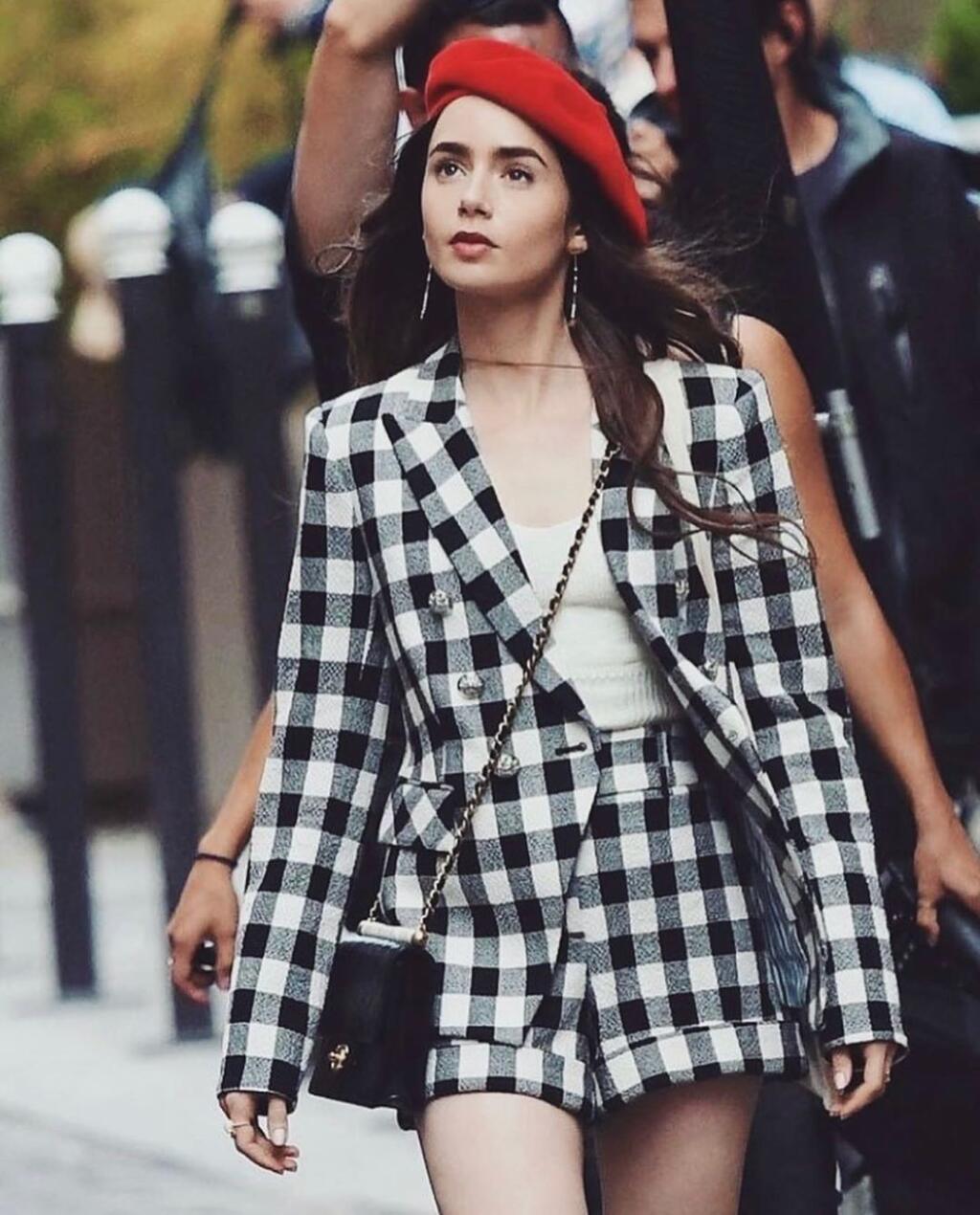 Lily Collins v seriáli Emily in Paris predvádzala ukážkové outfity.