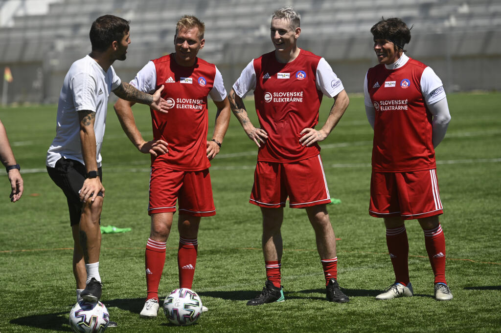 Slovenskí športovci si zatrénovali s futbalistami Trenčína.