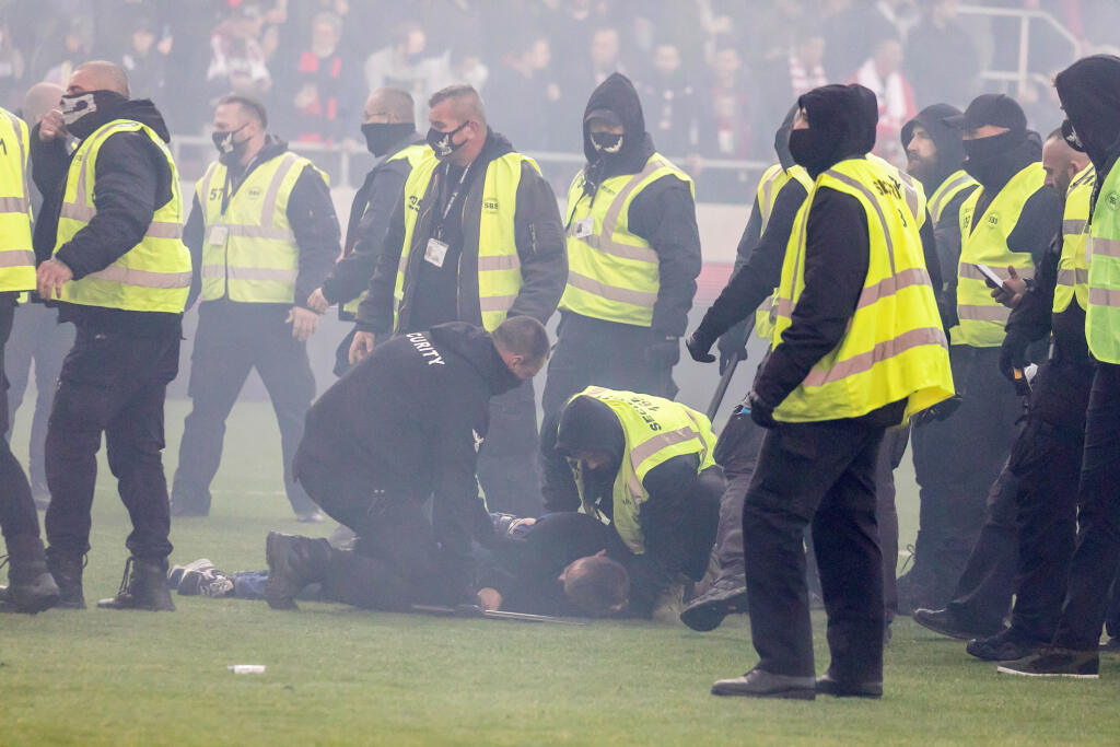 Na snímke je futbalový zápas medzi FC Spartak Trnava a ŠK Slovan Bratislava, ktorý sa skončil predčasne a fanúšikovia obidvoch táborov vnikli na hraciu plochu.