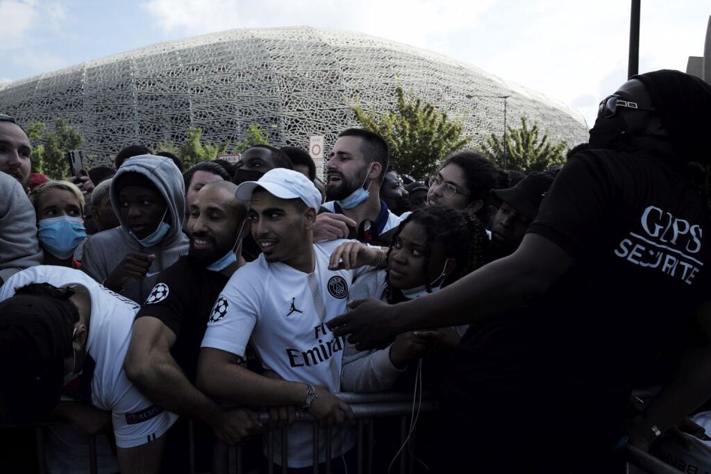 Fanúšikovia už dva dni pred Messiho príchodom stáli v davoch pred štadiónom PSG a potom, ako bolo jasné, že Argentínčan zmení dres, sa pred Park princov nahrnul snáď celý Paríž. Fanúšikovia zapaľovali svetlice, liezli po dopravných značkách, aby mali lepší výhľad.