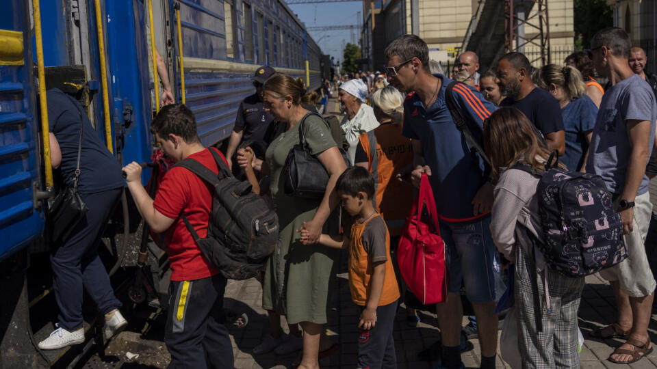 JB 28 Pokrovsk - Ľudia nastupujú do evakuačného vlaku na železničnej stanici v meste Pokrovsk na východe Ukrajiny 10. júna 2022. FOTO TASR/AP
People walk towards an evacuation train in Pokrovsk railway station, eastern Ukraine, Friday, June 10, 2022. (AP Photo/Bernat Armangue )