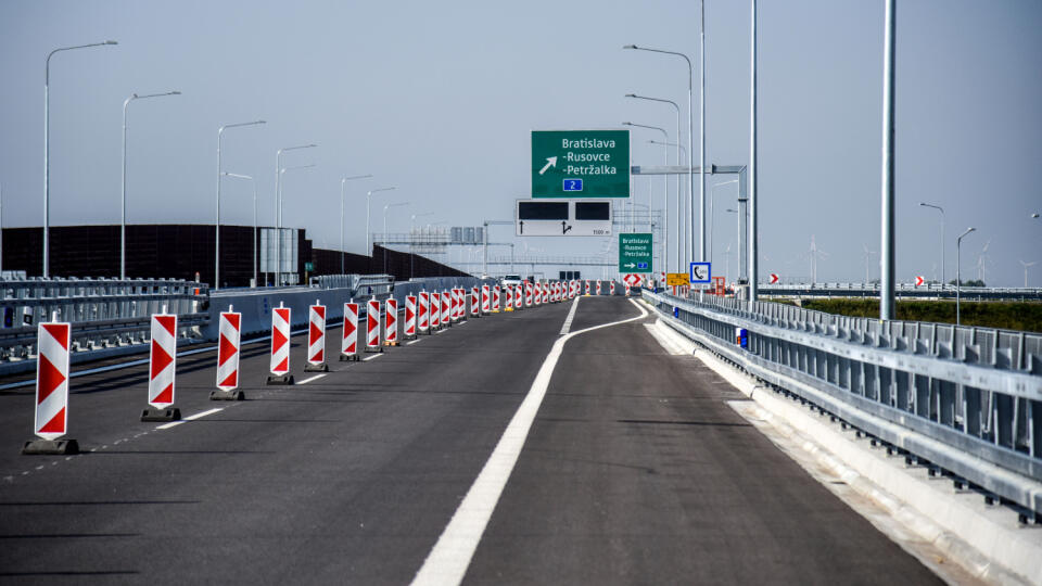 Na snímke je nájazd pre cyklistov na Lužný most z Petržalky, ktorý je súčasťou 4,3 km dlhého úseku diaľnice D4 medzi križovatkami Bratislava - Petržalka a Bratislava - Juh počas oficiálneho otvorenia.