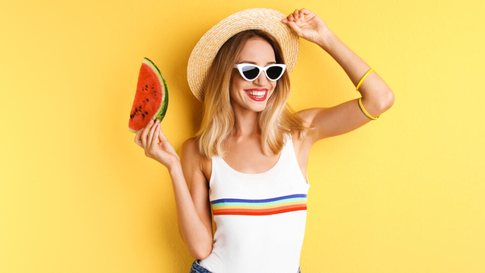 Pretty,Young,Woman,With,Juicy,Watermelon,On,Color,Background