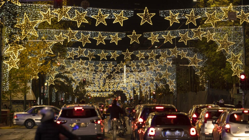 EBE 59 Atény -Na snímke vianočná výzdoba na hlavnej ulici v gréckej metropole Aténach 3. decembra 2022. FOTO TASR/AP

A view of Christmas lights decorating a central street, in Athens, on Saturday, Dec. 3, 2022. (AP Photo/Yorgos Karahalis)