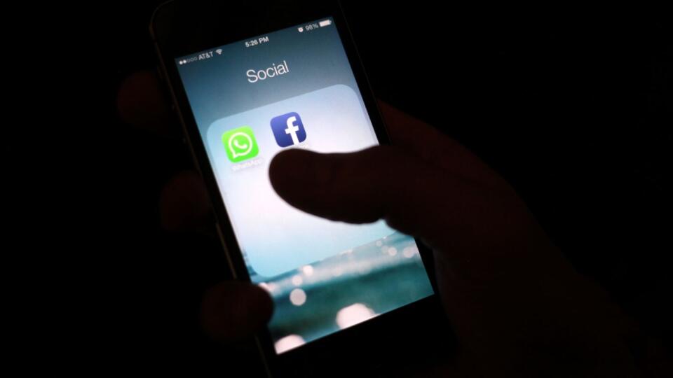 Na snímke ikonky Facebooku a WhatsAppu sú na displaji mobilného telefónu iPhone 19. februára 2014. Facebook kupuje spoločnosť WhatsApp, ktorá prevádzkuje rovnomennú aplikáciu, umožňujúcu posielanie textových správ, obrázkov a videa. Populárna sociálna sieť zaplatí za firmu 19 miliárd USD (13,9 miliardy eur). Spoluzakladateľ a šéf WhatsApp Jan Koum sa po fúzii stane členom rady riaditeľov Facebooku.