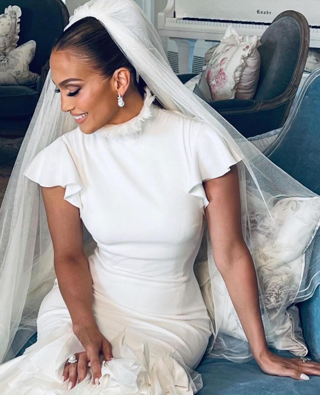 Speváčka Jennifer Lopez (53) šokovala fanúšikov a zverejnila doteraz nevidené fotografie zo svadby. V auguste 2022 sa vydala za herca Bena Afflecka a hoci si svoje súkromie dvojica stráži, na Instagrame sa podelila s unikátnymi snímkami jej hviezdnej svadby.