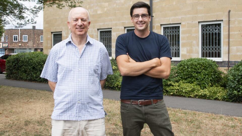 Harry Destecroix (31) študoval na Bristolskej univerzite, kde úspešne dosiahol titul PhD. So svojím profesorom Anthonym Davisom založili firmu Ziylo.