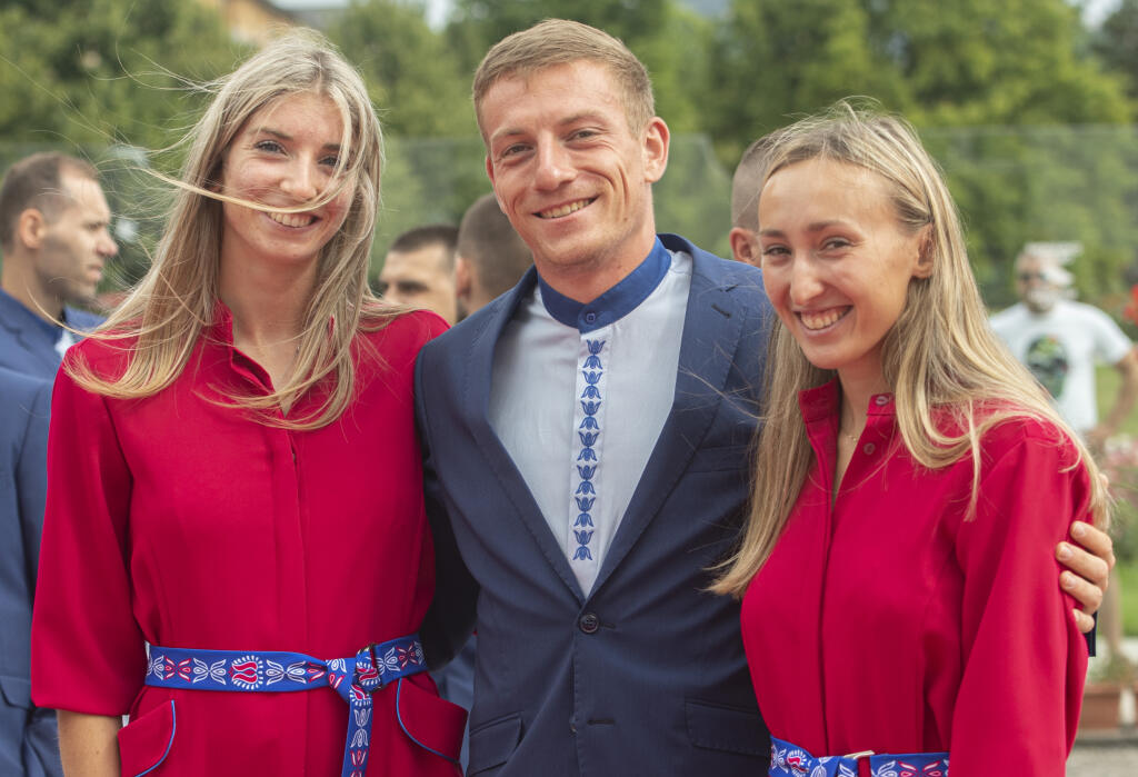 Olympijskí, paralympijskí športovci a členovia slovenskej výpravy na letné olympijské hry do Tokia zložili slávnostný sľub v záhrade Prezidentského paláca v Bratislave v stredu 14. júla 2021. Na snímke reprezentanti v atletike zľava Emma Zapletalová, Ján Volko a Gabriela Gajanová.