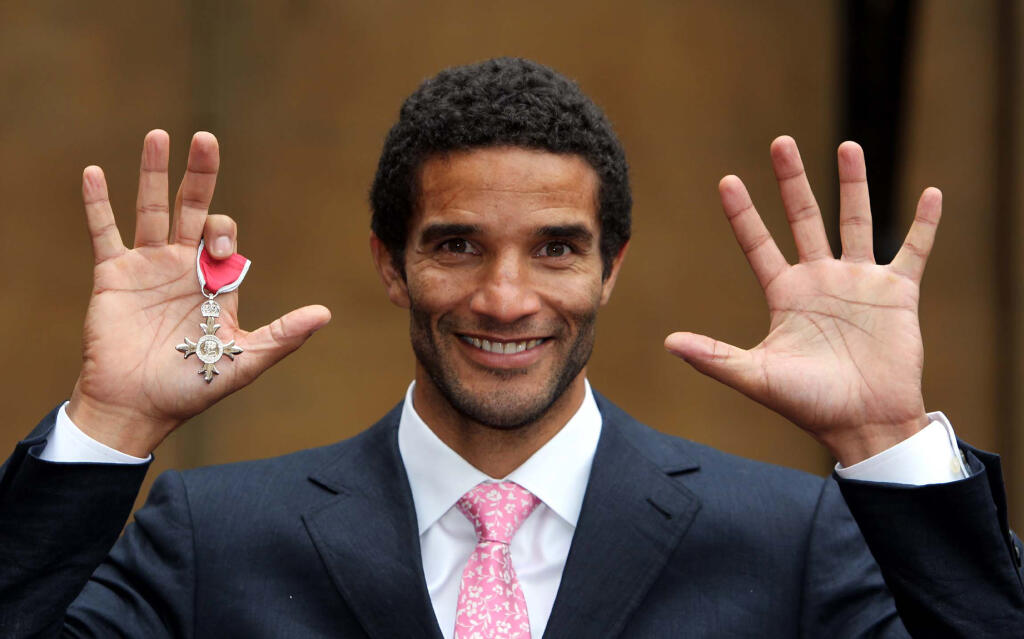 David James, jeden z nejlepších brankárov Premier League, počas svojej kariéry prišiel o veľa financií kvôli zdĺhavému a drahému rozvodu. Stratil všetky svoje zárobky z dôvodu nadmerného míňania, zlých investícií a daňových nedoplatkov. Neskôr začal predávať svoje osobné veci, aby si doplnil minuté prostriedky.