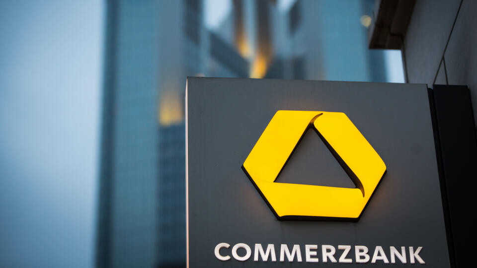 WA 10 archív Frankfurt nad Mohanom - Na archívnej snímke z 10. februára 2015 je logo nemeckej banky Commerzbank vo Frankfurte nad Mohanom. Nemecká banka Commerzbank uvažuje nad zrušením ďalších približne 7000 pracovných miest. Banka pritom už na jeseň oznámila, že do roku 2023 zruší 4000 pozícií. O ďalšom prepúšťaní by mala rokovať dozorná rada banky, uviedol v utorok nemecký ekonomický denník Börsen-Zeitung. Podľa ďalšieho denníka Frankfurter Allgemeine Zeitung (FAZ) je však termín schôdzky nei