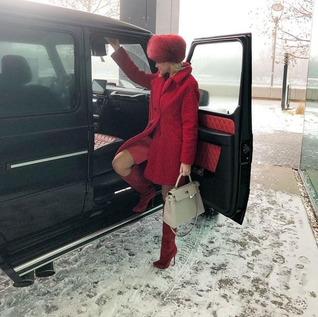 Alena Pallová razí nový módny trend. Svoje hriešne drahé outfity ladí do jedného odtieňu.