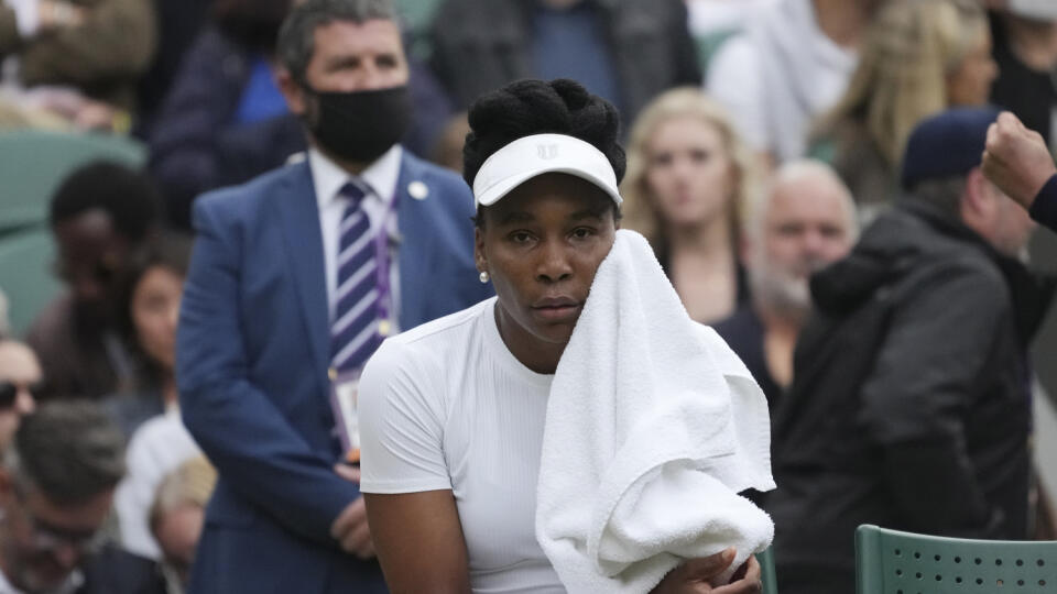 EBE 38 Londýn - Na snímke americká tenistka Venus Williamsová vypadla v druhom kole na grandslamovom turnaji vo Wimbledone v Londýne po prehre s Tunisankou Ons Jabeurovou 5:7, 0:6 v stredu 30. júna 2021. FOTO TASR/AP


Venus Williams of the US sits in his chair between games during the women's singles second round match against Tunisia's Ons Jabeur on day three of the Wimbledon Tennis Championships in London, Wednesday June 30, 2021. (AP Photo/Alberto Pezzali)