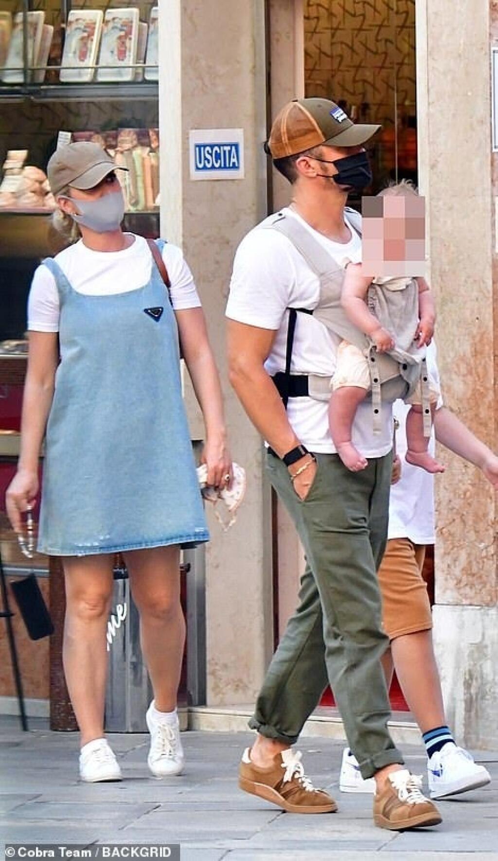 Zaľúbenci a rodičia 9-mesačnej Daisy Katy Perry (36) a Orlando Bloom (44) sa vybrali do historických Benátok a aj keď im fotografi a fanúšikovia nechceli dať pokoj, neustále si prejavovali nežnosti a užívali každý moment.