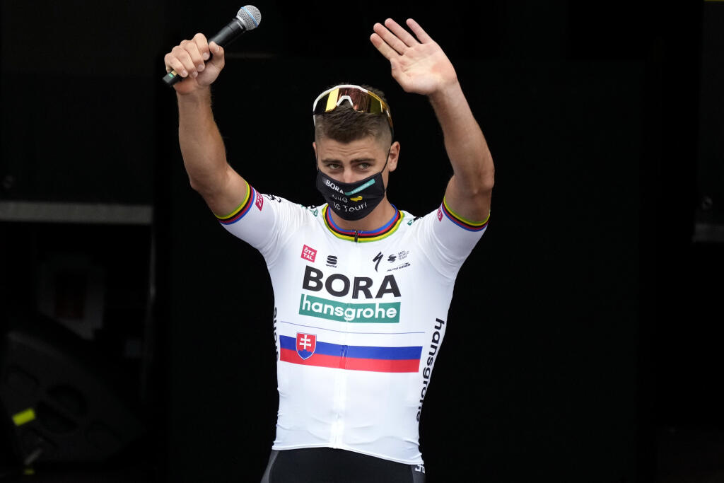 WA 30 Brest - Slovenský cyklista Peter Sagan z tímu BORA-hansgrohe máva divákom počas predstavenia tímov pred sobotňajším štartom 108. edície legendárnych cyklistických pretekov Tour de France.