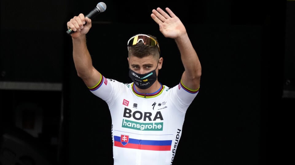 WA 30 Brest - Slovenský cyklista Peter Sagan z tímu BORA-hansgrohe máva divákom počas predstavenia tímov pred sobotňajším štartom 108. edície legendárnych cyklistických pretekov Tour de France.