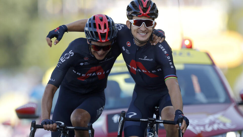 JB 19 La Roche-sur-Foron - Poľský cyklista Michal Kwiatkowski (vpravo) oslavuje s tímovým kolegom z Ineosu Grenadiers Richardom Carapazom z Ekvádoru po výhre 18. etapy cyklistických pretekov Tour de France na trati dlhej 175 km so štartom v Méribel a cieľom v meste La Roche-sur-Foron 17. septembra 2020. FOTO TASR/AP
Poland's Michal Kwiatkowski, right, celebrates with Richard Carapaz of Ecuador after winning the stage 18 of the Tour de France cycling race over 175 kilometers (108.7 miles) from