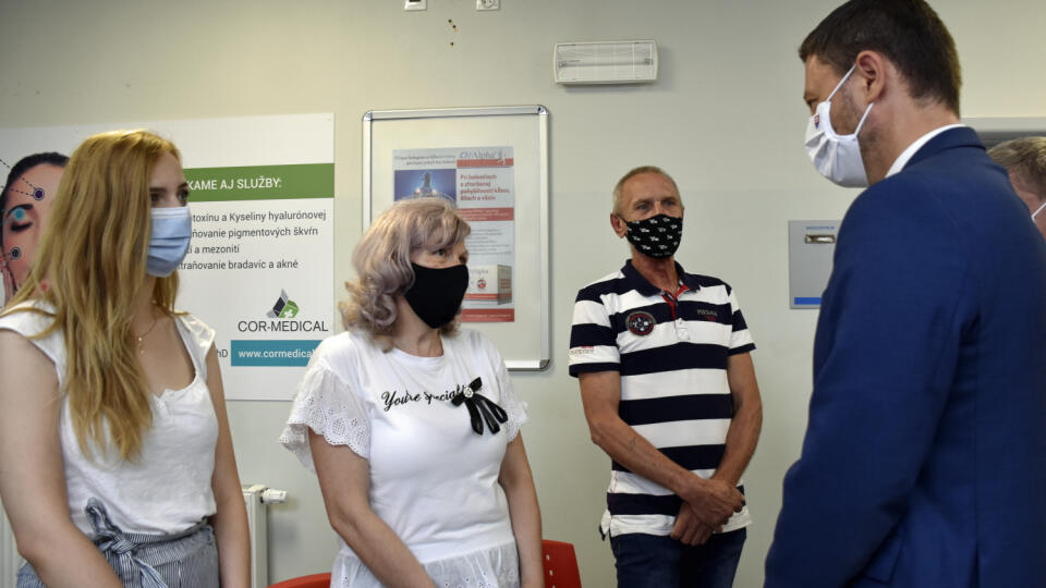 Ambulantní lekári na Orave začali vo štvrtok oficiálne očkovať proti ochoreniu COVID-19. V ostatných regiónoch tvrdia, že musia podpisovať nové zmluvy. FOTO TASR - Miroslava Mlynárová