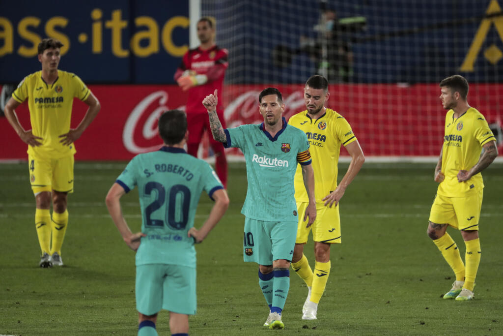 EBE 6 Villareal - Na snímke uprostred argentínsky útočník Barcelony Lionel Messi oslavuje gól, ktorý mu neskôr rozhodca neuznal v zápase 34. kola španielskej La Ligy vo futbale Villarreal CF - FC Barcelona (1:4) v nedeľu 5. júla 2020. FOTO TASR/AP
Barcelona's Lionel Messi celebrates his goal before it is canceled during the Spanish La Liga soccer match between FC Barcelona and Villareal at La Ceramica stadium in Villareal, Spain, Sunday, July 5, 2020. (AP Photo/Jose Miguel Fernandez)
