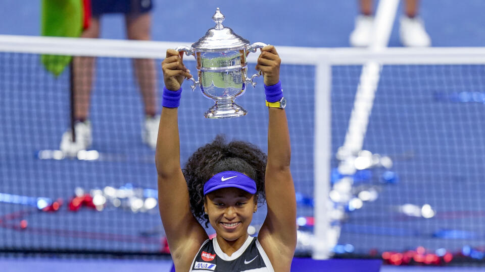 KK1 New York - Japonská tenistka Naomi Osaková drží trofej po víťazstve nad Bieloruskou Victoriou Azarenkovou vo finále ženskej dvojhry na grandslamovom turnji US Open 12. septembra 2020 v New Yorku. FOTO TASR/AP
Naomi Osaka, of Japan, holds up the championship trophy after defeating Victoria Azarenka, of Belarus, in the women's singles final of the US Open tennis championships, Saturday, Sept. 12, 2020, in New York. (AP Photo/Frank Franklin II)