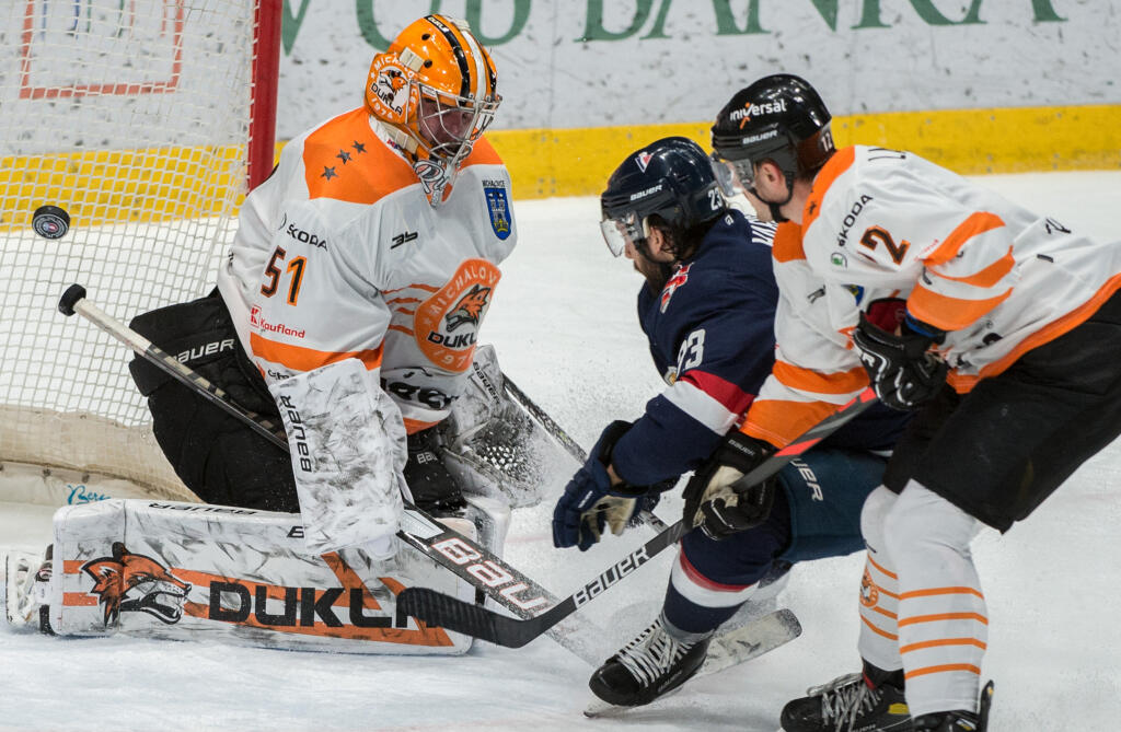 Na snímke v strede Brant Harris (Slovan), vľavo brankár Tomáš Tomek a vpravo Christophe Lalancette (obaja Michalovce) v predohrávke 40. kola hokejovej Tipos extraligy medzi HC Slovan Bratislava - HK Dukla Ingema Michalovce 18. februára 2021 v Bratislave. FOTO TASR - Martin Baumann