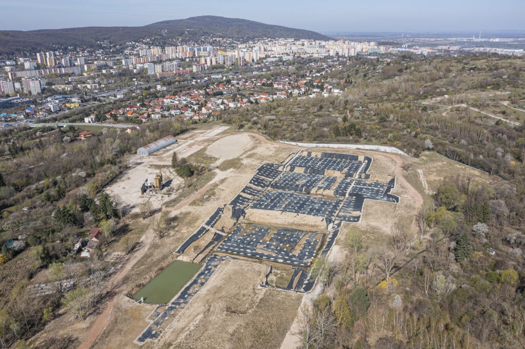 Na snímke z dronu plocha po zbúranej stavbe nemocnice Rázsochy. Bratislava, 24. apríla 2022. FOTO TASR - Michal Svítok