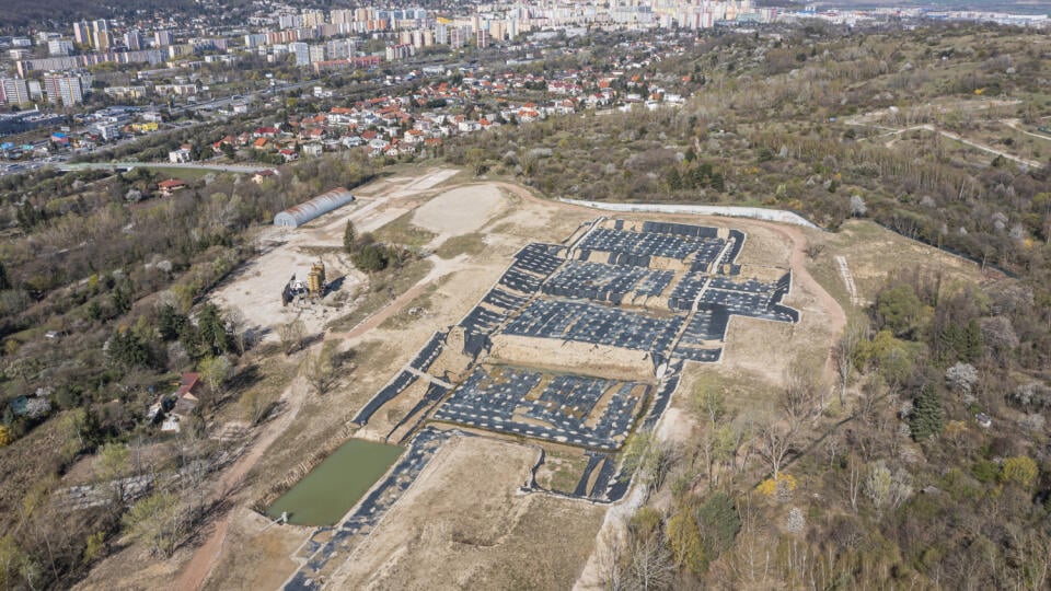Na snímke z dronu plocha po zbúranej stavbe nemocnice Rázsochy. Bratislava, 24. apríla 2022.