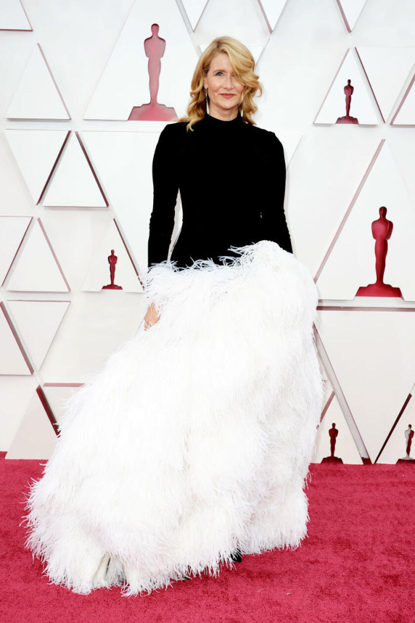V jej tesnom závese skončila držiteľka Oscara Laura Dern, ktorá sa na červenom koberci objavila v čierno-bielych šatách s nadýchanou bielou sukňou.