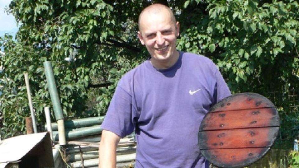 Už sa varí: Cibuľka
nesmie prihorieť,
celý guláš by to
znehodnotilo.
Treba ju preto
stále miešať.