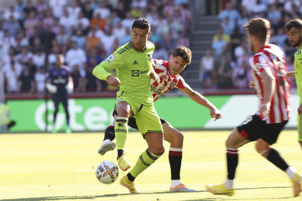 Hráč Manchesteru United Cristiano Ronaldo (vľavo) v súboji s Christianom Norgaardom z Brentfordu vo futbalovom zápase anglickej ligy Premier League FC Brentford -Manchester United v Londýne 13. augusta 2022. FOTO TASR/AP