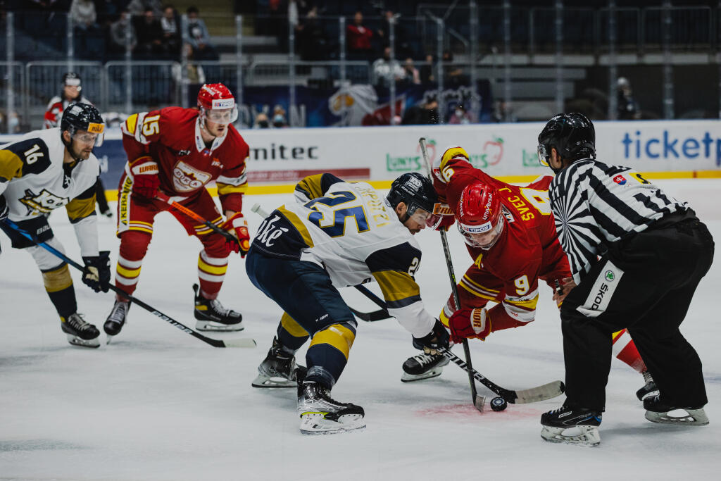 Na snímke Wiliam Rapuzzi (Slovan) a Jozef Švec (Trenčín) počas zápasu 1.kola Tipos Extraligy 2021/2022 medzi HC Slovan Bratislava a HK Dukla Trenčín.