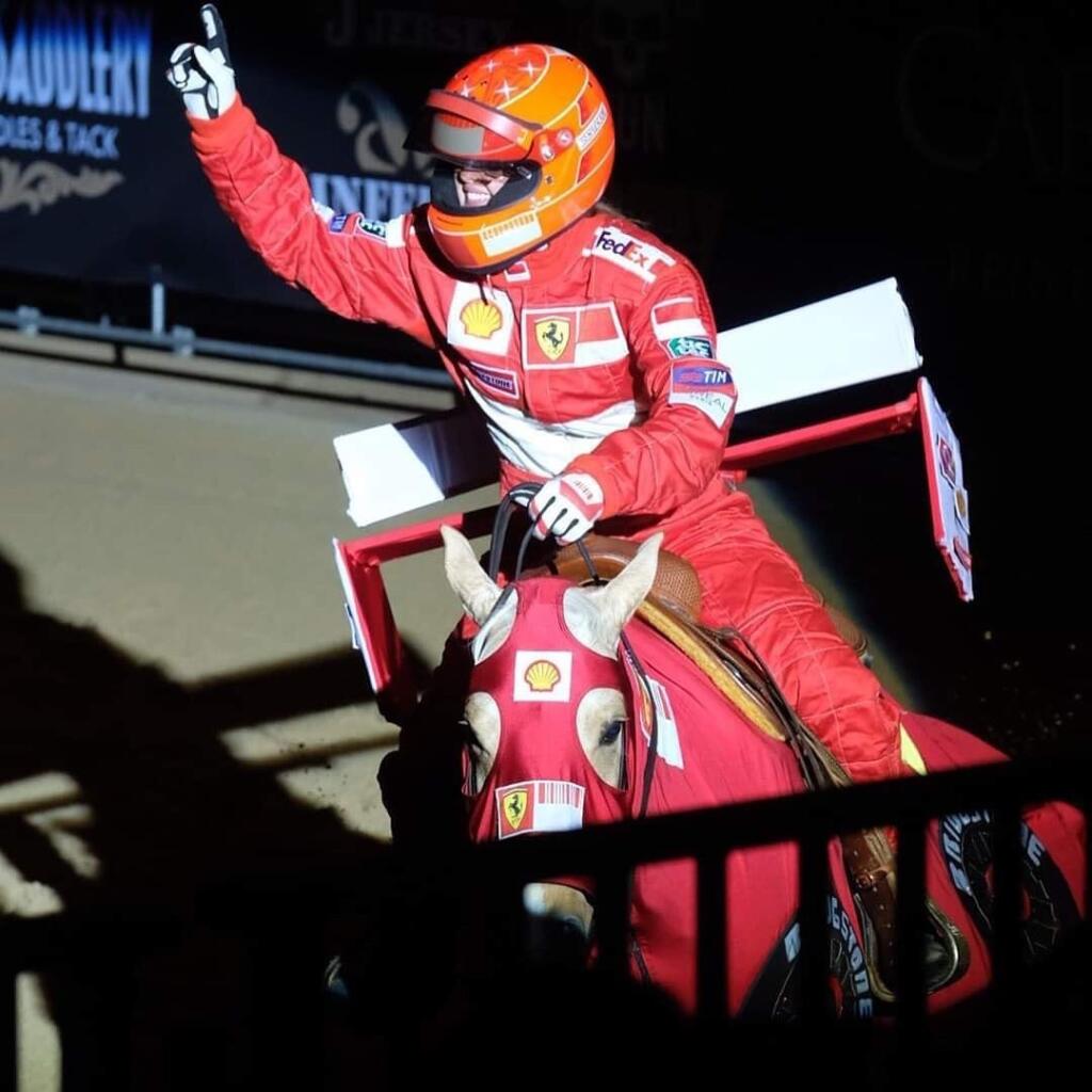 V novembri 2019 šokovala Gina-Maria Schumacherová športovú verejnosť, keď na jazdeckých pretekov v talianskej Verone súťažila v kombinéze Ferrari a s prilbou na hlave. „Nebola som schopná vybrať si pre svoj kostým inú tému ako túto. Sme v Taliansku, zastupujem rodinu Schumachera a táto značka tu je ikonou,“ povedala vtedy dcéra legendy F1.