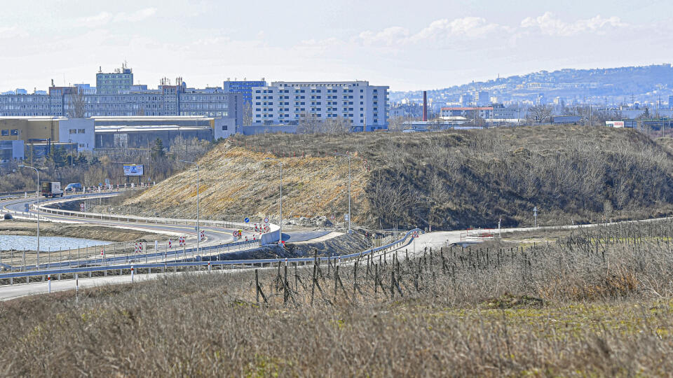 Na snímke umelý násyp na stavbe križovatky Rača na úseku diaľnice D4 Bratislava východ. Bratislava, 19. marca 2021 FOTO TASR - Michal Svítok