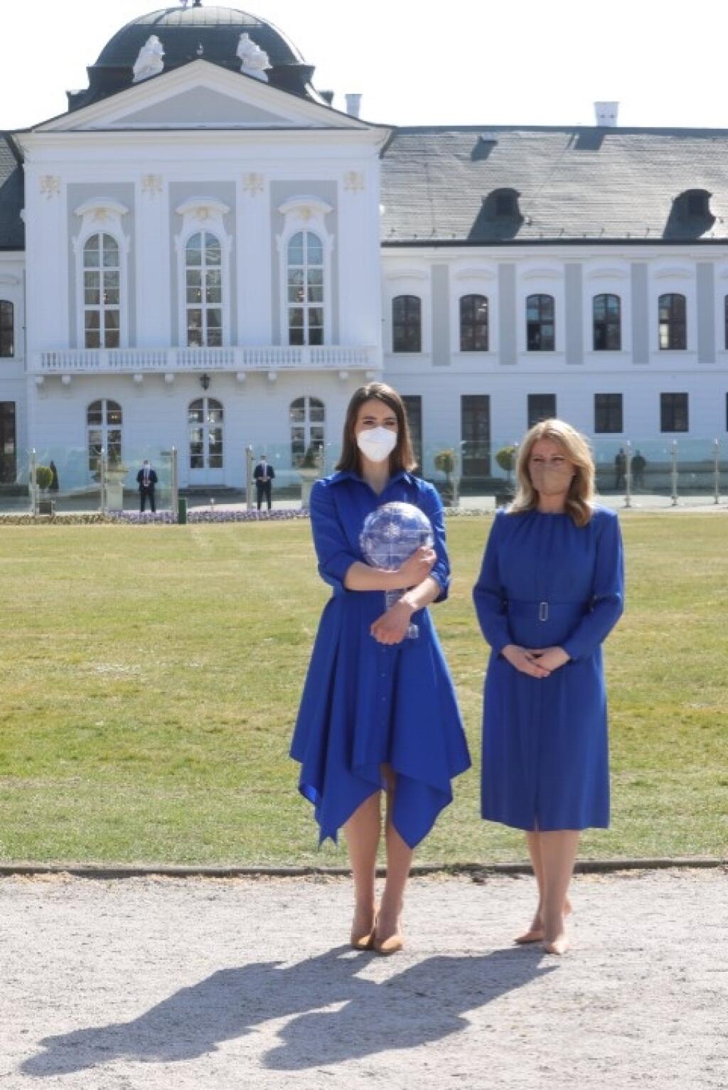 Petra Vlhová a prezidentka Zuzana Čaputová sa spoločne prešli aj po záhrade.