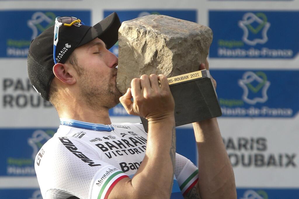 Taliansky cyklista Sonny Colbrelli bozkáva trofej po jeho víťazstve pretekov 118. ročníka monumentu Paríž - Roubaix vo francúzskom meste Roubaix 3. októbra 2021.