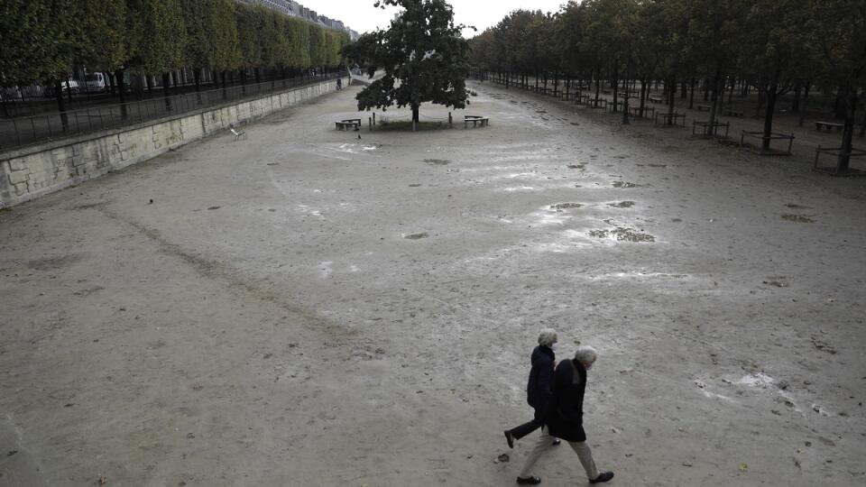 Paríž je takmer bez ľudí na uliciach a verejných priestranstvách