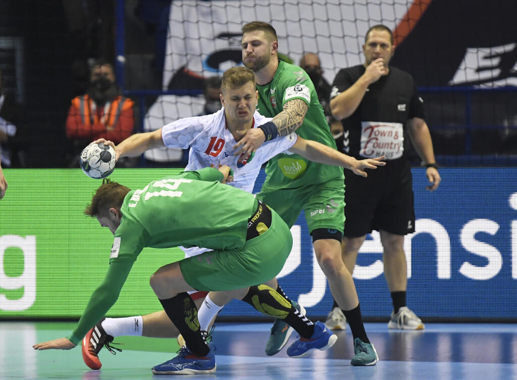 Na snímke uprostred s loptou Martin Potisk (Slovensko) v zápase základnej F-skupiny majstrovstiev Európy v hádzanej mužov Slovensko - Litva.