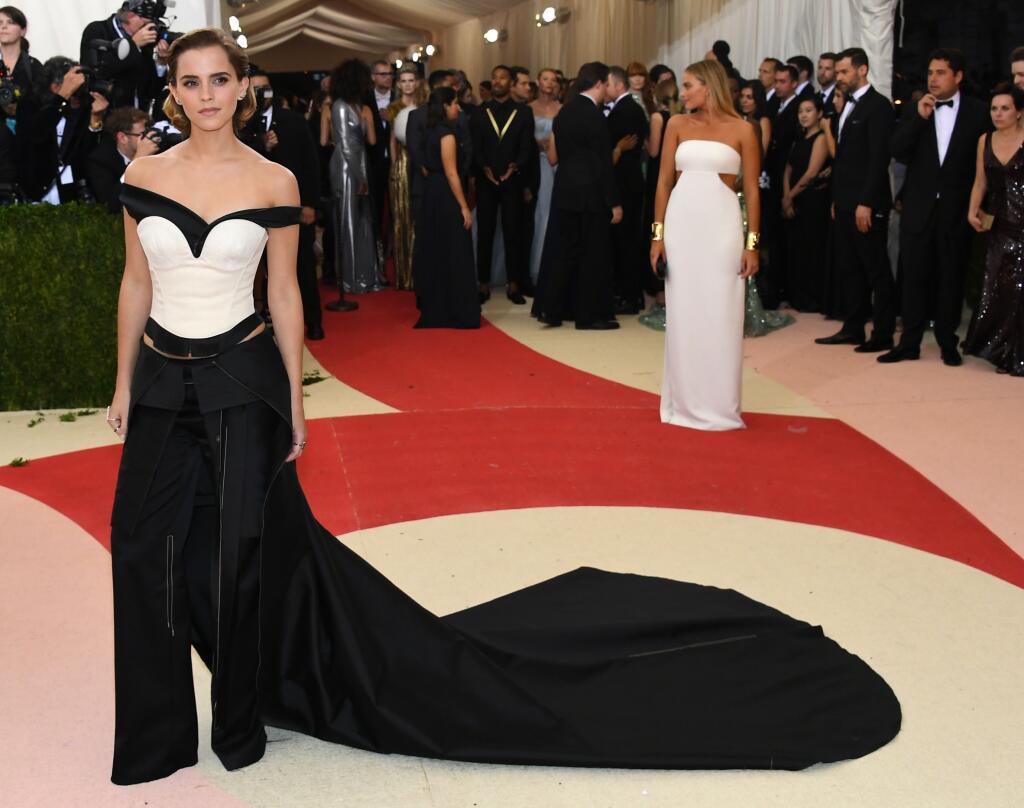Emma Watson v overale s vlečkou od Calvin Klein Collection.