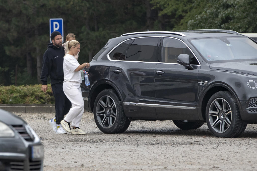 Bývalá tenistka Dominika Navara Cibulková a jej manžel Michal Navara vzali svojho syna Jakubka do detského centra Kids House v bratislavskom Aircraft sport hose nedaľeko letiska M.R. Štefánika.