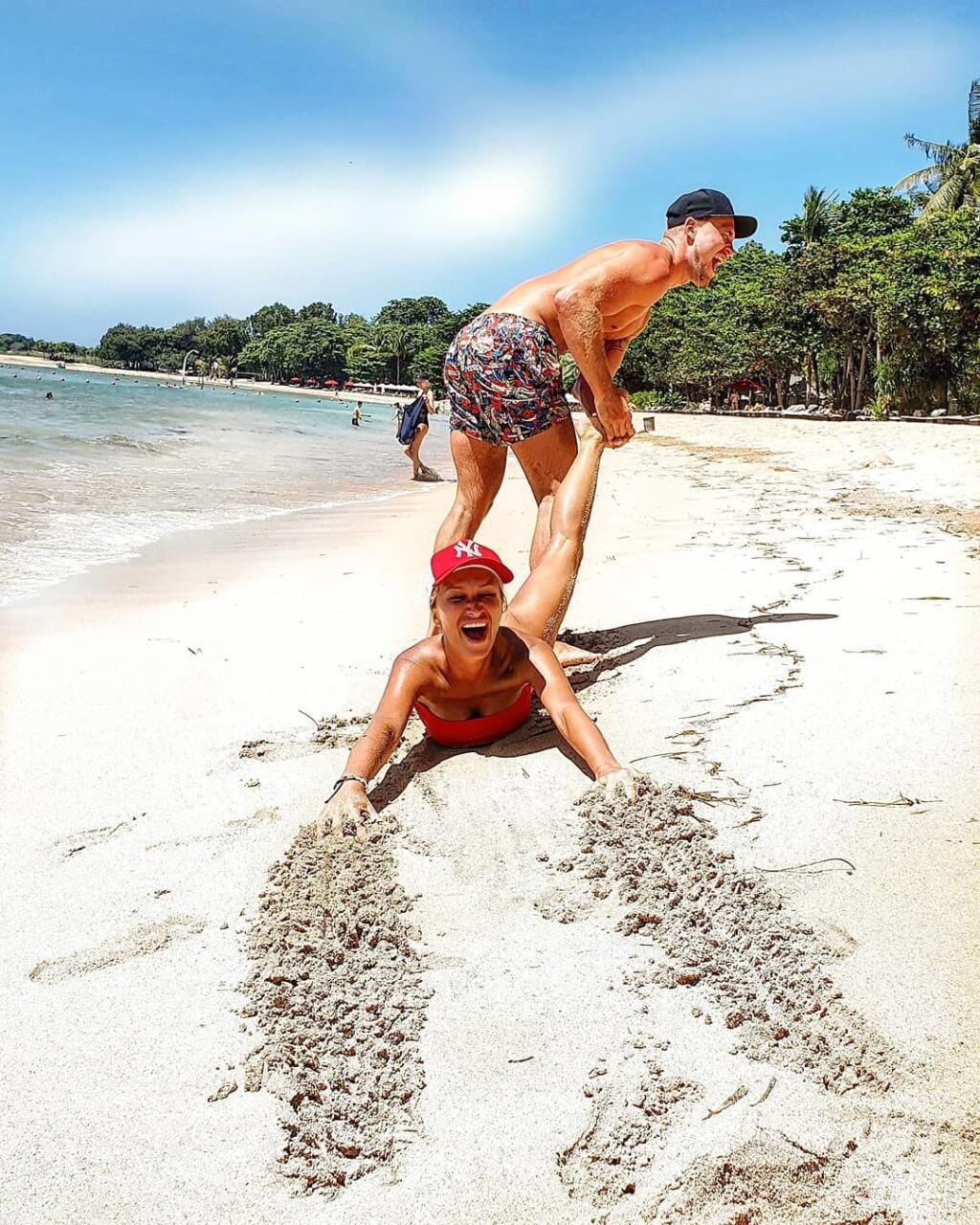 Nela a Lukáš sú poriadne bláznivý párik. Často svojim followerom na instagrame ukazujú zábery zo súkromia, nemajú problém s nahotou (čo dokazujú často spolu) a mnohé ich príspevky na sociálnej sieti sú poriadne divoké.