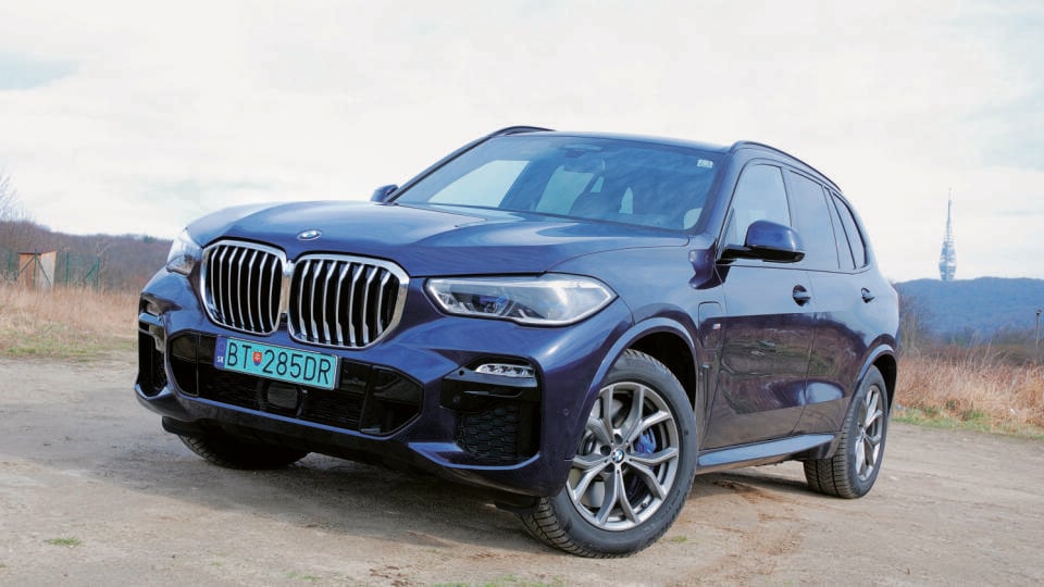 EKOLOGICKÉ ZNAČKY Nové zelené EČV dostávajú nielen elektrické, ale aj hybridné autá typu plug-in. Nabíjanie BMW X5 trvá od piatich hodín na Wallboxe po desať hodín z bežnej zásuvky.