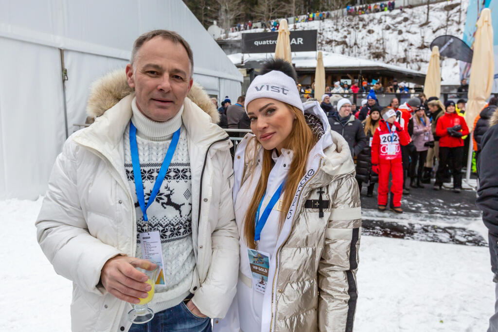 Medzi fanúšikmi sa pohybovala po boku manžela Daniela.
