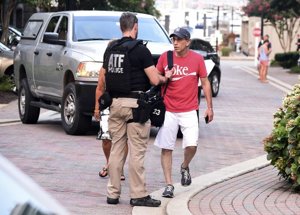 Najmenej štyroch mŕtvych a sedem zranených si v nedeľu vyžiadal strelecký útok v centre mesta Jacksonville na Floride.