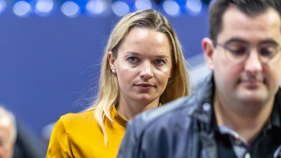 Romana Tabák sa na tenise predviedla v šatách zlatej farby.