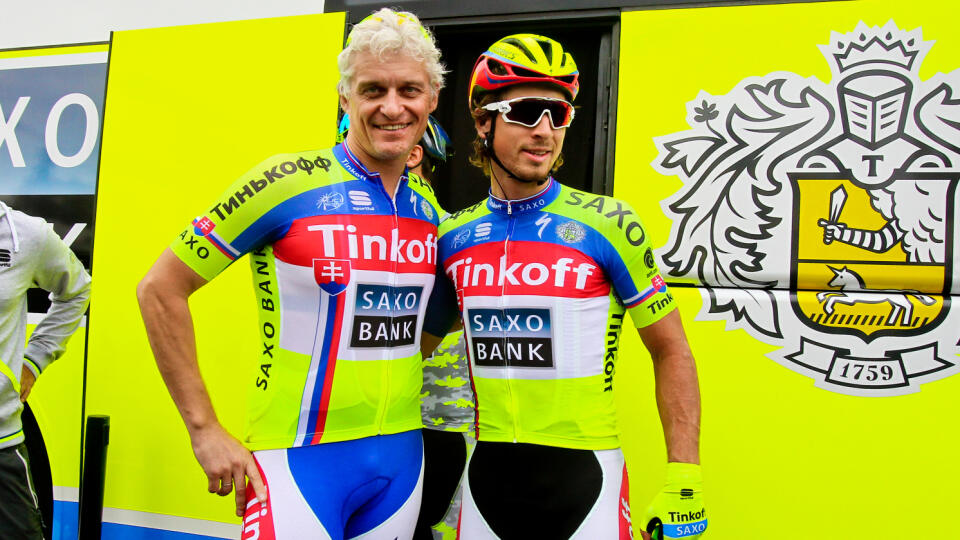Na snimke majitel timu Tinkoff-Saxo Oleg Tinkov a Peter Sagan pred zaciatkom 9. etapy cyklistickych pretekov Tour de France 2015, ktora viedla z Vannes do Plumelec.